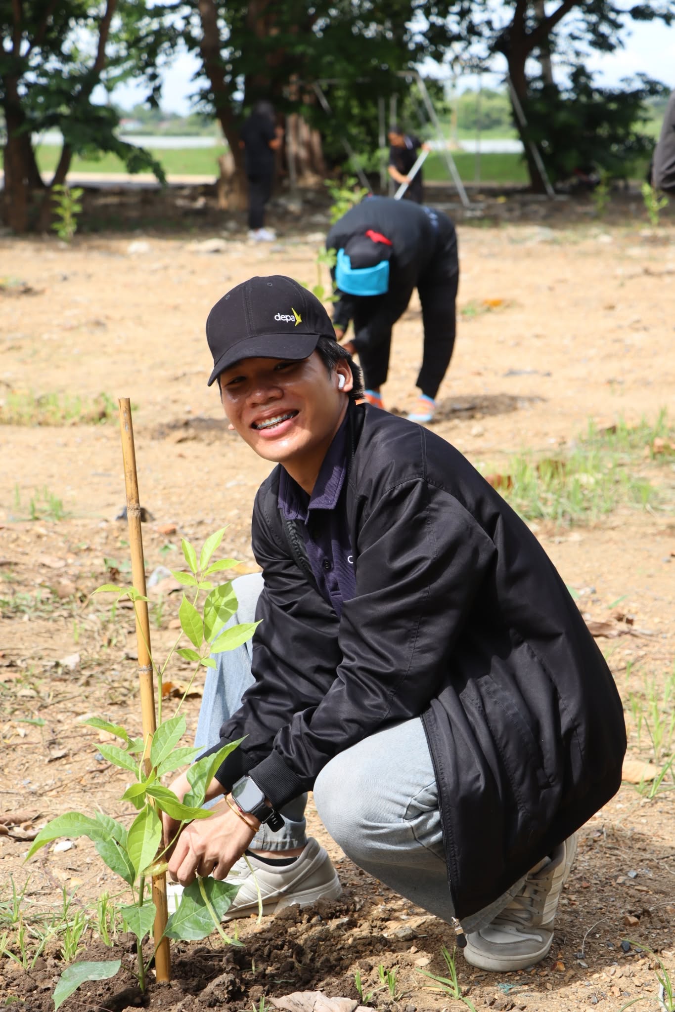 title - นายกฤษณะ ดีปาละ รองเลขาธิการสำนักงานการปฏิรูปที่ดินเพื่อเกษตรกรรม เป็นประธานในพิธีเปิดกิจกรรม CSR ปลูกต้นไม้ (Grow Green) ณ ศูนย์ส่งเสริมและพัฒนาอาชีพเสริมนอกภาคการเกษตร (ศพส.) 
